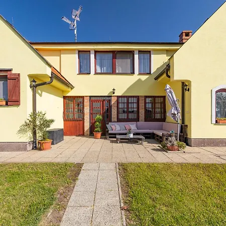 Idylicky Rodinny Arkadia Pri Dunajskej Cyklotrase 3* Kyselica